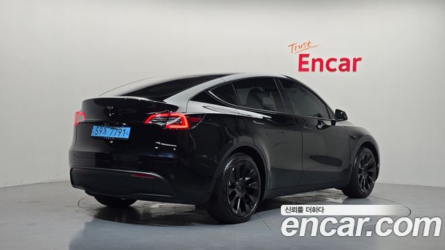 Tesla Model Y 2023 — photo 2