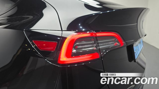 Tesla Model Y 2023 — photo 9