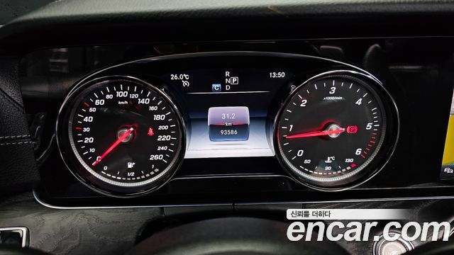 Mercedes-Benz E-Class 2019 — photo 11