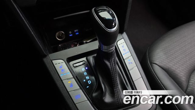 Hyundai AVANTE 2017 — photo 12