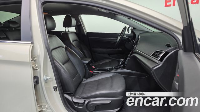Hyundai AVANTE 2017 — photo 17