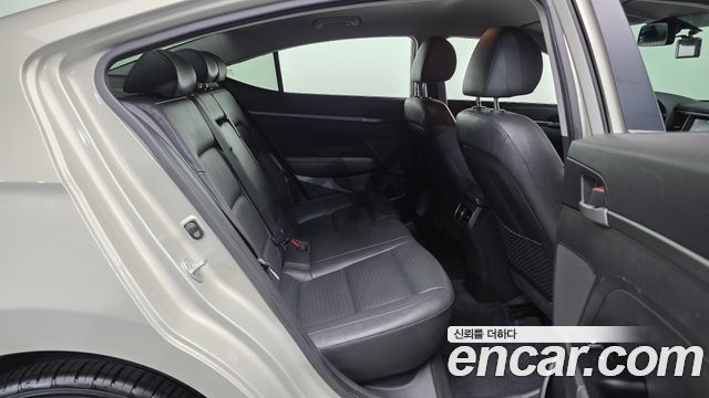 Hyundai AVANTE 2017 — photo 18