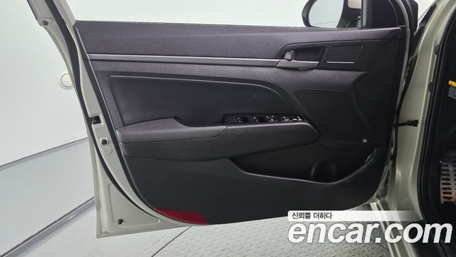 Hyundai AVANTE 2017 — photo 14
