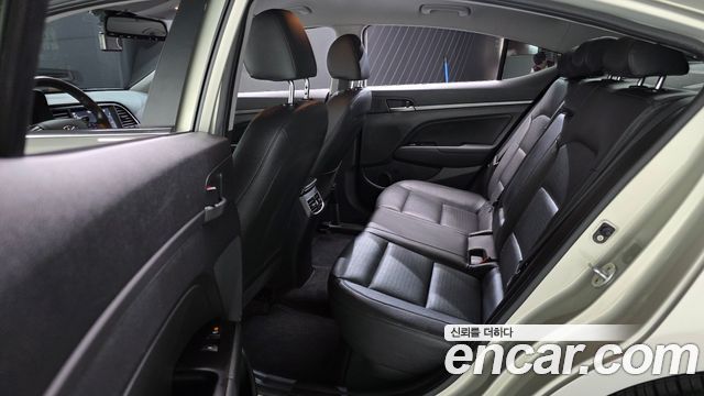 Hyundai AVANTE 2017 — photo 16