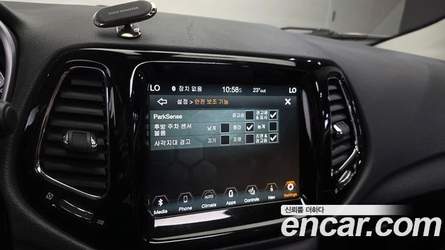 Jeep Compass 2018 — photo 22