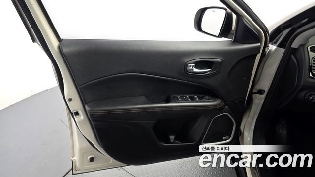 Jeep Compass 2018 — photo 14