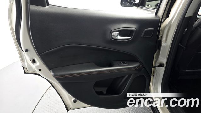 Jeep Compass 2018 — photo 15