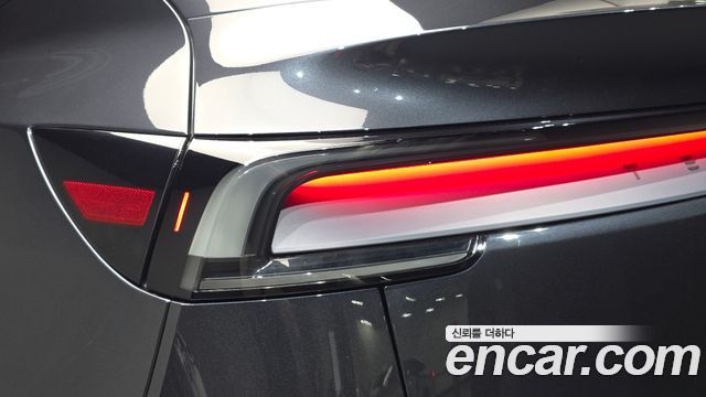 Tesla Model Y 2025 — photo 9