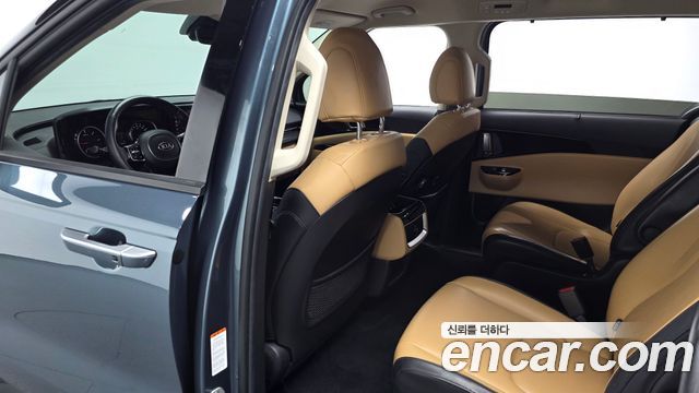 Kia Canival 2021 — photo 17