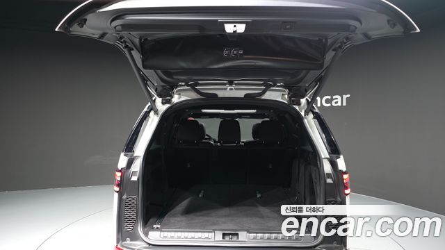 Land Rover Discovery 2019 — photo 20