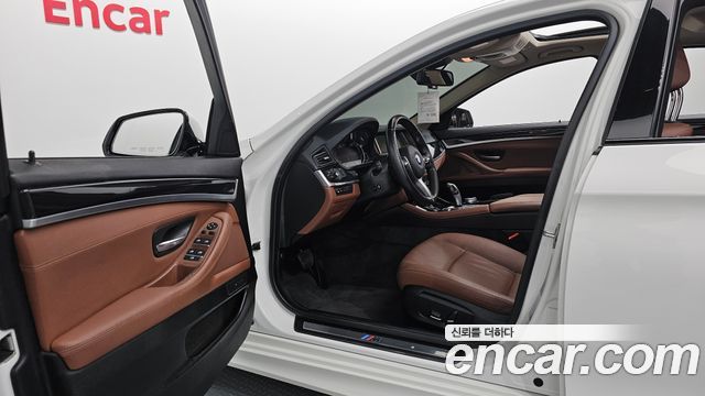 BMW 5-Series 2016 — photo 13