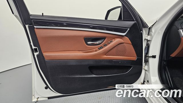 BMW 5-Series 2016 — photo 14