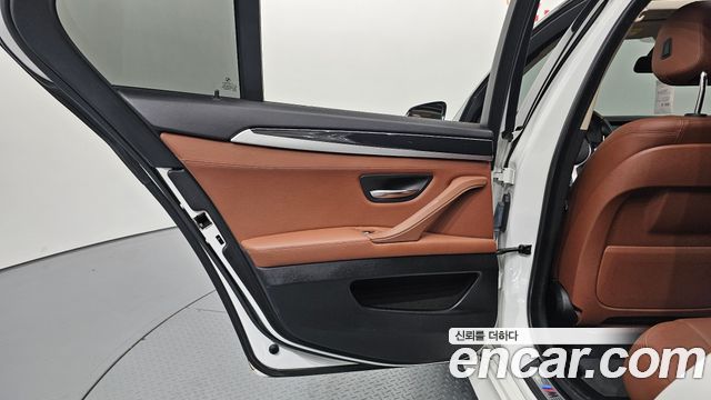 BMW 5-Series 2016 — photo 15