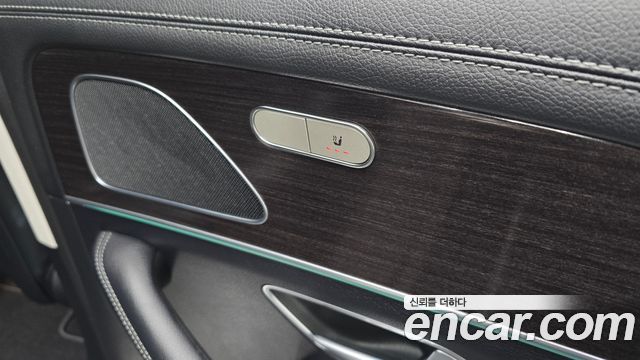 Mercedes-Benz GLE-Class 2022 — photo 28