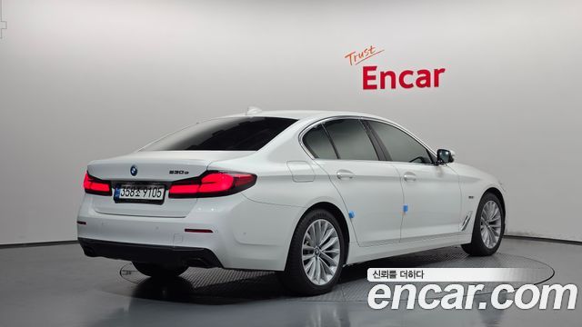 BMW 5-Series 2022 — photo 2