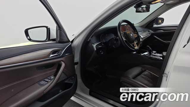 BMW 5-Series 2022 — photo 10
