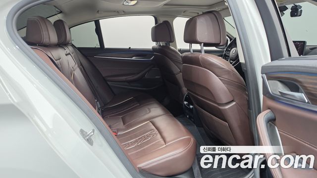BMW 5-Series 2022 — photo 11