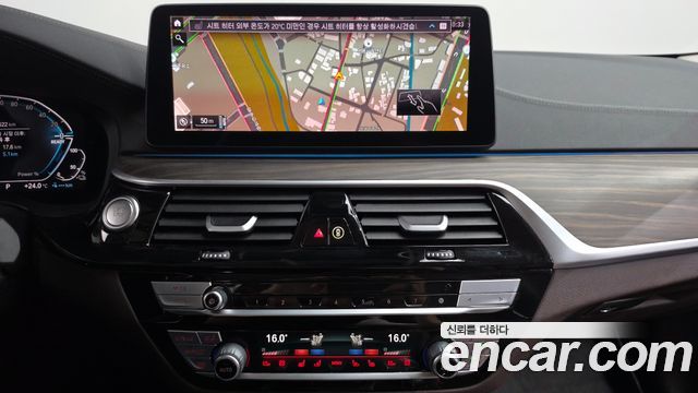 BMW 5-Series 2022 — photo 13
