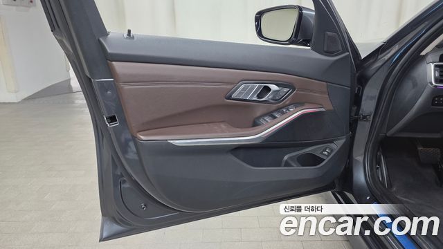BMW 3-Series 2022 — photo 14