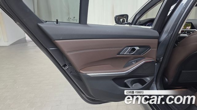 BMW 3-Series 2022 — photo 15