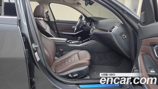 BMW 3-Series 2022 — photo 16