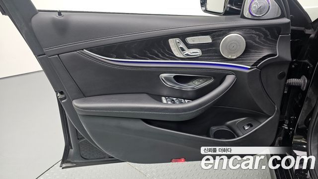 Mercedes-Benz E-Class 2021 — photo 14