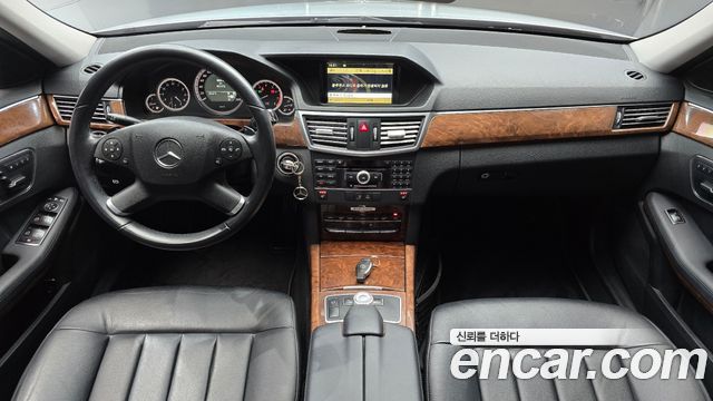 Mercedes-Benz E-Class 2011 — photo 7