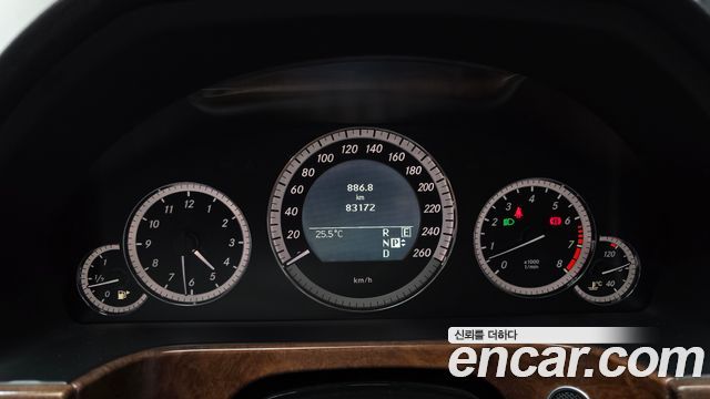 Mercedes-Benz E-Class 2011 — photo 8