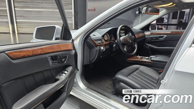 Mercedes-Benz E-Class 2011 — photo 10