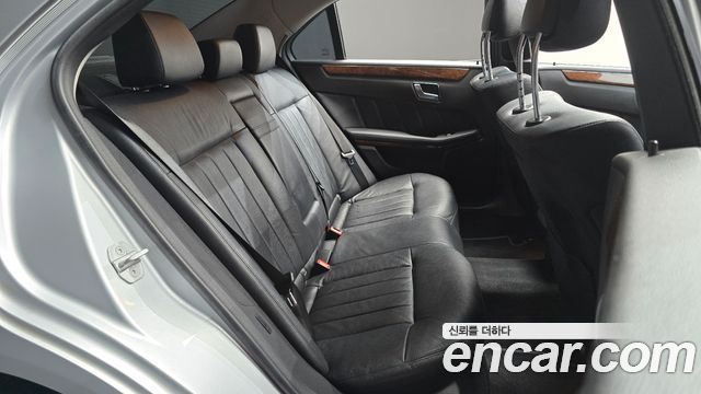 Mercedes-Benz E-Class 2011 — photo 11