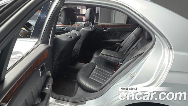 Mercedes-Benz E-Class 2011 — photo 12