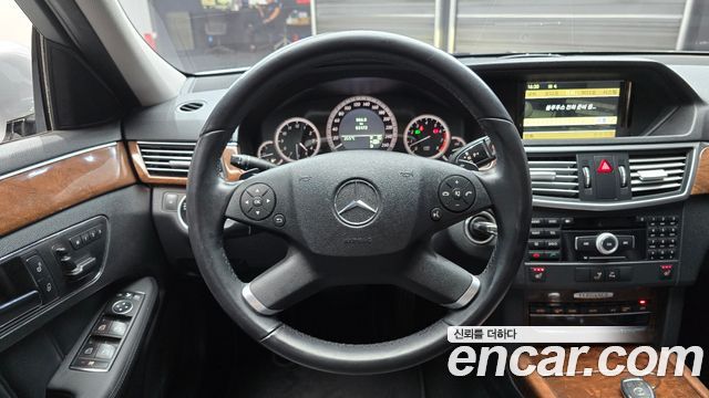 Mercedes-Benz E-Class 2011 — photo 13