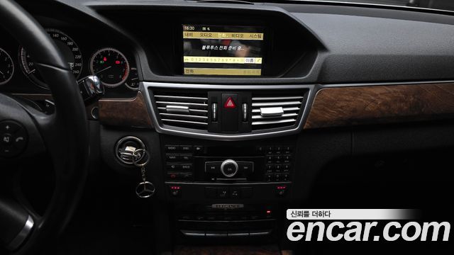 Mercedes-Benz E-Class 2011 — photo 14