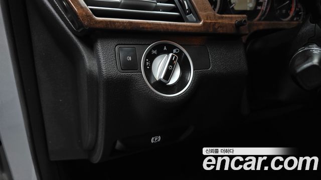 Mercedes-Benz E-Class 2011 — photo 16