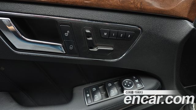 Mercedes-Benz E-Class 2011 — photo 17