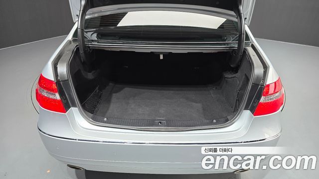 Mercedes-Benz E-Class 2011 — photo 20