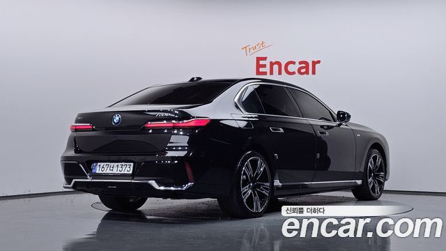 BMW 7-Series 2023 — photo 2