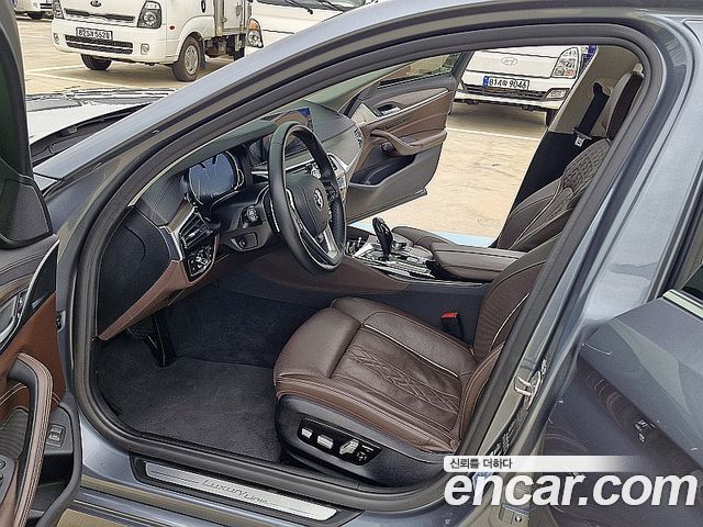 BMW 5-Series 2018 — photo 10