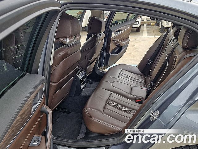 BMW 5-Series 2018 — photo 12