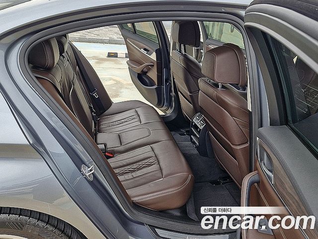 BMW 5-Series 2018 — photo 13