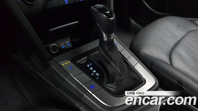 Hyundai AVANTE 2018 — photo 12