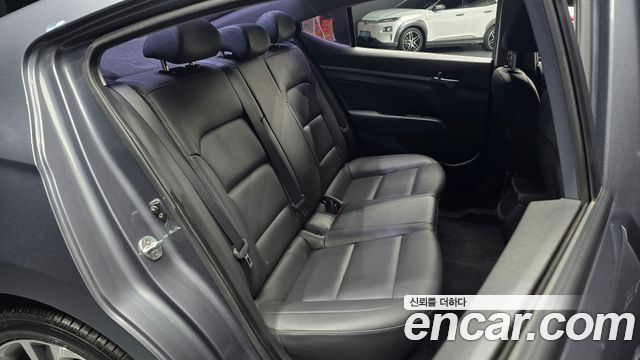 Hyundai AVANTE 2018 — photo 16