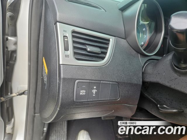 Hyundai AVANTE 2012 — photo 12