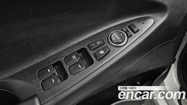 Hyundai Sonata 2011 — photo 17