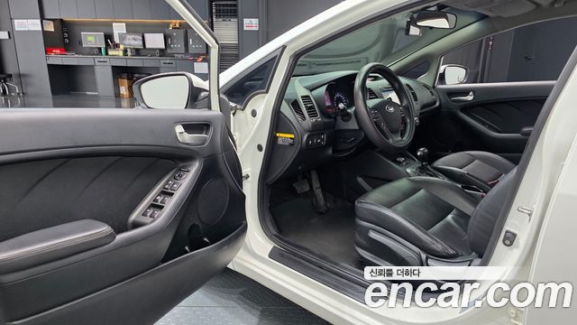 Kia K3 2015 — photo 13
