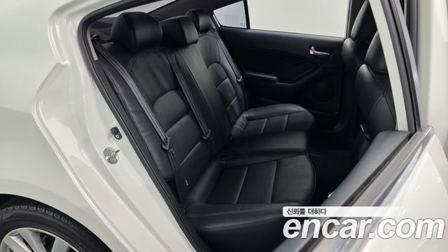 Kia K3 2015 — photo 18