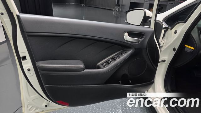 Kia K3 2015 — photo 14