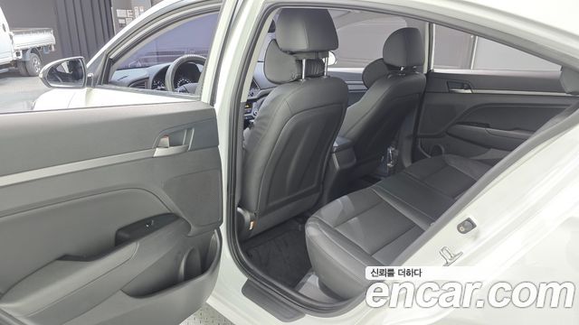 Hyundai AVANTE 2018 — photo 11