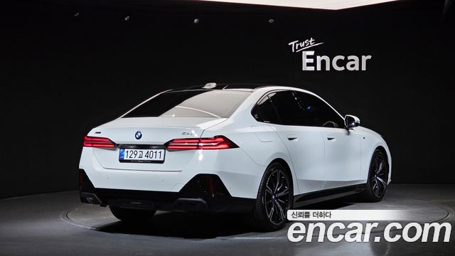 BMW 5-Series 2025 — photo 2
