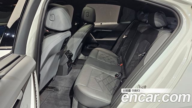 BMW 5-Series 2025 — photo 18
